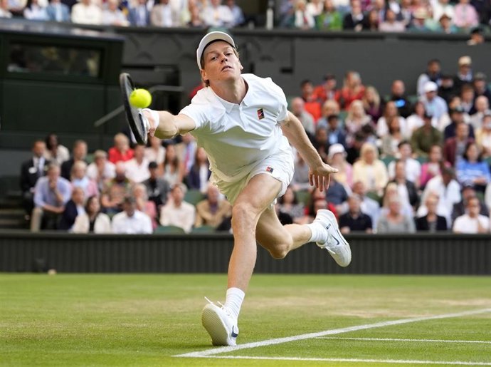 Jannik Sinner intenta devolver una pelota en Wimbledon 2025