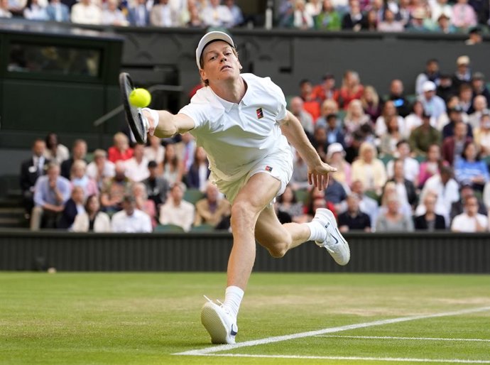 07 July 2025, United Kingdom, London: Italian tennis player Jannik Sinner in action against Bulgarian Grigor Dimitrov during their men's singles round of 16 match on day eight of the 2025 Wimbledon Championships at the All England Lawn Tennis and Croquet 