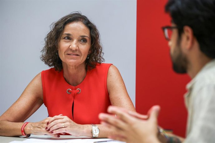 La portavoz del Grupo Municipal Socialista, Reyes Maroto, durante su encuentro con la asociación Arcópoli