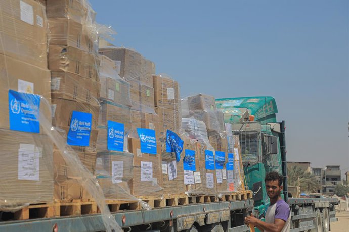 Archivo - GAZA, Aug. 7, 2024  -- A man stands in front of a truck loaded with medical aid delivered by the World Health Organization (WHO) at Nasser Hospital in the southern Gaza Strip city of Khan Younis, on Aug. 7, 2024. A seemingly endless cycle of vio