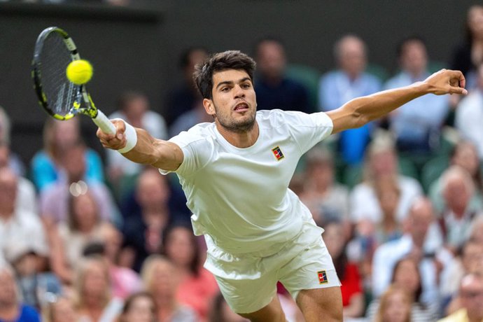 Carlos Alcaraz, da Espanha, em ação contra Andrey Rublev, da Rússia, durante o Wimbledon Championships 2025, em 6 de julho de 2025, no All England Lawn Tennis & Croquet Club, em Londres, Inglaterra - Foto Marleen Fouchier / Orange Pictures / DPPI