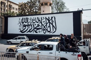 Archivo - September 7, 2021, Kabul, Afghanistan: A mural symbolizing the Taliban flag was painted on the American embassy in Kabul. The country's leaders are omnipresent in the streets of the capital.