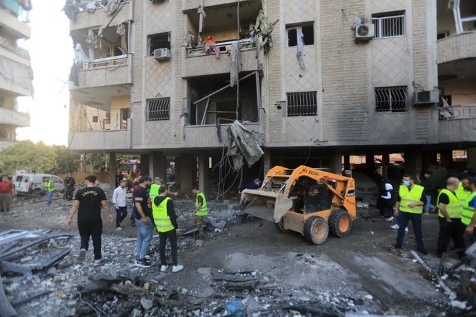 Archivo - BEIRUT, April 28, 2025  -- People inspect a building damaged after an Israeli airstrike in the southern suburb of Beirut, Lebanon, April 27, 2025.   Israeli forces carried out on Sunday an airstrike on a building in Hadath area in Beirut's south