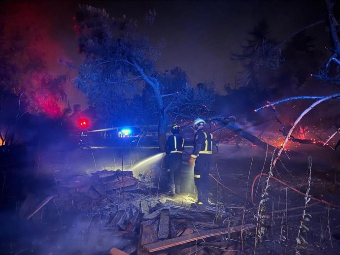 Bomberos de Comunidad de Madrid trabajan para sofocar llamas en Alcorcón