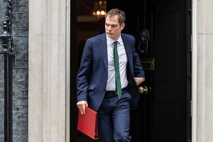 9 de junho de 2025, Londres, Inglaterra, Reino Unido: O Subsecretário de Estado Parlamentar para o Oriente Médio, Afeganistão e Paquistão, deputado HAMISH FALCONER, é visto saindo da 10 Downing Street, em Londres.