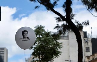 Un globo con la cara del senador y precandidato presidencial Miguel Uribe, en una manifestación en su apoyo en Bogotá, Colombia