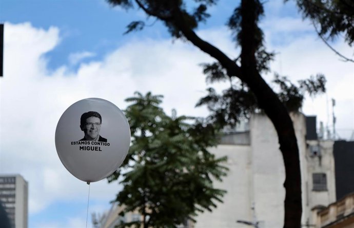 Un globo con la cara del senador y precandidato presidencial Miguel Uribe, en una manifestación en su apoyo en Bogotá, Colombia