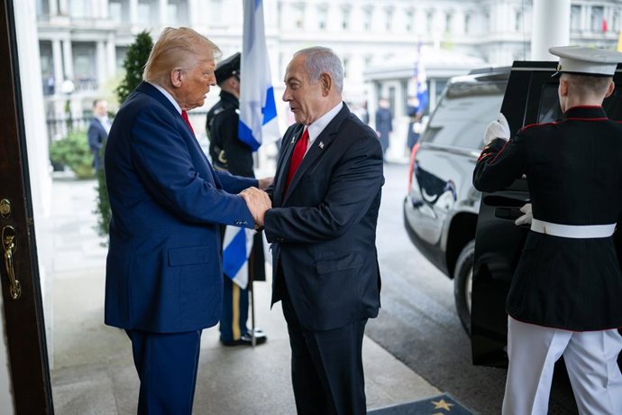 Archivo - 7 de abril de 2025, Washington, Distrito de Columbia, EUA: O presidente Donald Trump cumprimenta o primeiro-ministro israelense Benjamin Netanyahu, na segunda-feira, 7 de abril de 2025, no lobby da ala oeste da Casa Branca.