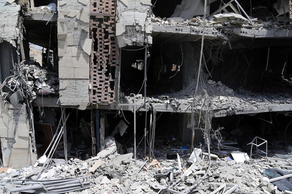 Restos de un edificio bombardeado por Israel en Teherán, Irán