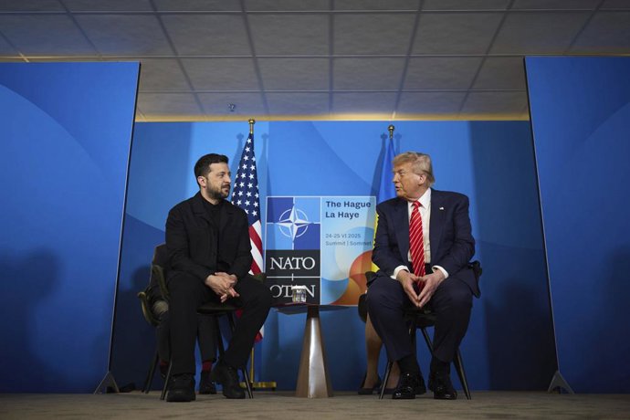 25 de junho de 2025, Haia, Holanda: O presidente dos EUA, Donald Trump, à direita, comenta durante uma reunião bilateral com o presidente ucraniano Volodymyr Zelenskyy, à esquerda, à margem da cúpula da OTAN de 2025, em 25 de junho de 2025, em Haia, Holan