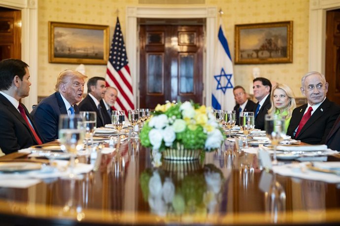 7 de julho de 2025, Washington, Distrito de Columbia, EUA: O presidente dos EUA, Donald Trump, no centro à esquerda, e o primeiro-ministro israelense, Benjamin Netanyahu, no centro à direita, durante um jantar no Salão Azul da Casa Branca em Washington, D