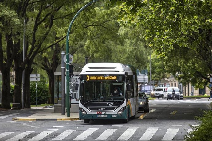 Imagen de una villavesa circulando por Pamplona