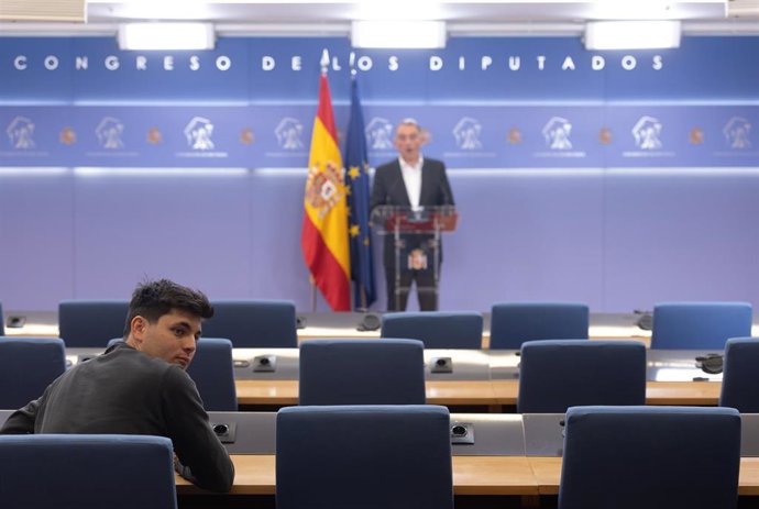 Archivo - El jefe de prensa de Alvise, Vito Quiles, durante la rueda de prensa del portavoz de Sumar en la Comisión de Interior del Congreso, Enrique Santiago, en el Congreso de los Diputados, a 30 de enero de 2025, en Madrid (España). 