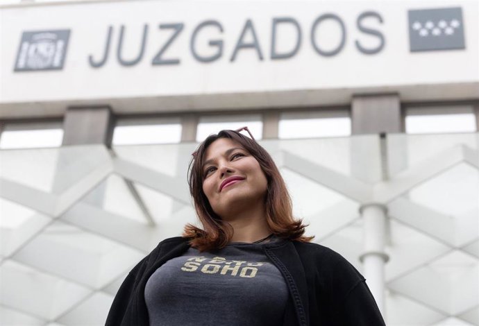 Archivo - La actriz Elisa Mouliaá a su salida de los Juzgados de Plaza de Castilla tras entregar su teléfono móvil a fin de que la Policía Nacional pueda analizar las conversaciones que mantuvieron, a 11 de abril de 2025, en Madrid (España).