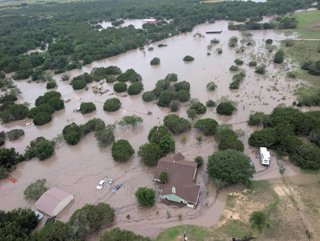 Vista aèria des d'un helicòpter de recerca i rescat de la Guàrdia Costanera del riu Guadalupe inundant la zona circumdant, prop de Kerville, Texas (els Estats Units)