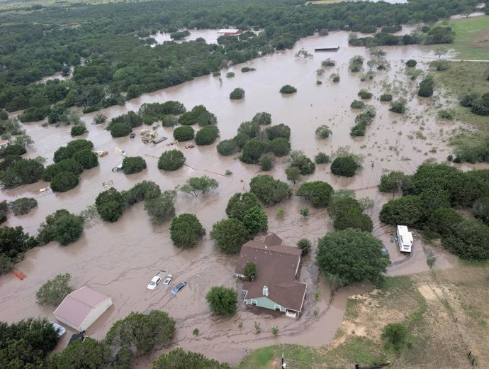 Vista aèria des d'un helicòpter de recerca i rescat de la Guàrdia Costanera del riu Guadalupe inundant la zona circumdant, prop de Kerville, Texas (els Estats Units)