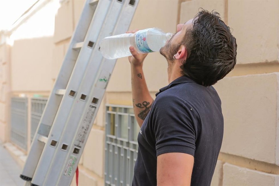 Archivo - Un hombre bebe agua de una botella en un día de intenso calor.