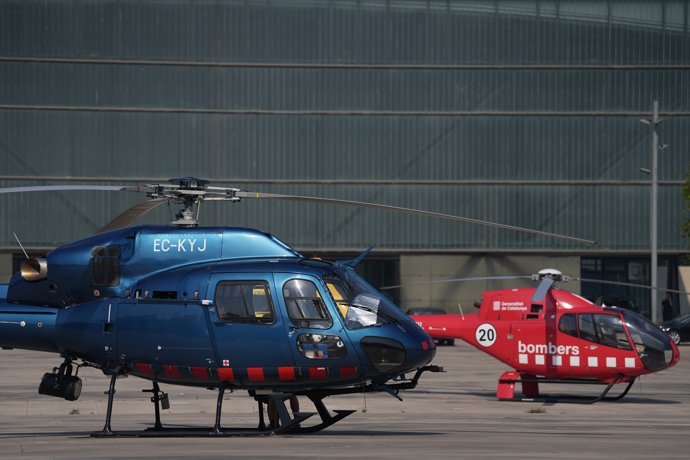 Helicópteros que trabajan en el incendio de Paüls en el Pabellón Ferial de Remolins, a 8 de julio de 2025, en Tortosa, Tarragona, Cataluña (España). El  incendio está activo y fuera de control, con rachas de viento de hasta 90km/h.