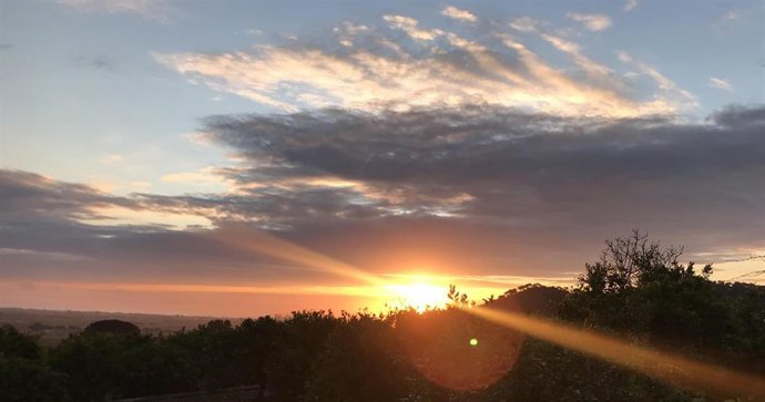 Archivo - Amanecer con nubes en la Comunitat
