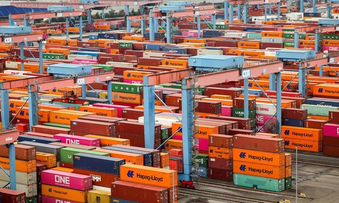Archivo - FILED - 26 July 2024, Hamburg: Containers are stored and loaded at the Container Terminal Altenwerder (CTA) of Hamburger Hafen and Logistik AG (HHLA).  German exports fell in 2024, despite an uptick in sales abroad during the final month of Dece