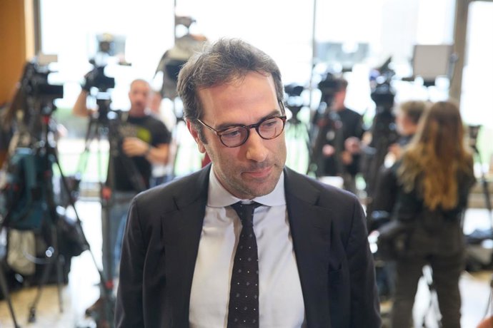 Archivo - El ministro de Economía, Comercio y Empresa, Carlos Cuerpo, atiende a los medios de comunicación en el Ministerio de Economía, Comercio y Empresa, a 4 de abril de 2025, en Madrid (España). El ministro ha mantenido hoy reuniones con los portavoce