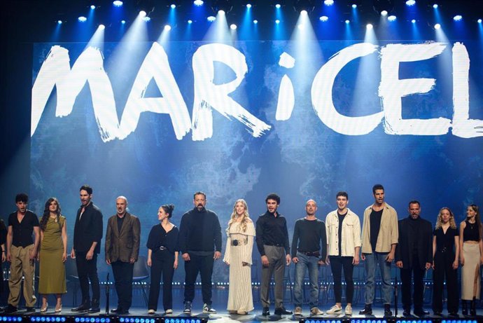 Archivo - El elenco de la nueva versión de 'Mar i Cel' de la compañía teatral Dagoll Dagom durante la presentación de los actos de su 50 aniversario, en el Teatre Victòria, a 5 de abril de 2024, en Barcelona.