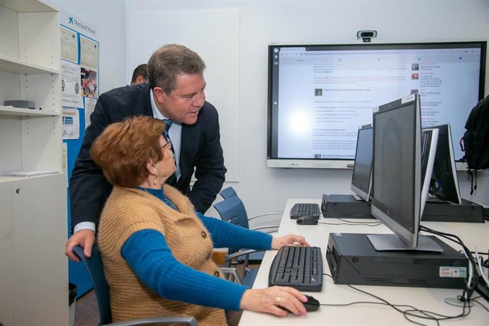 Archivo - Visita a una actividad en el Centro de Mayores 'Albacete I'.