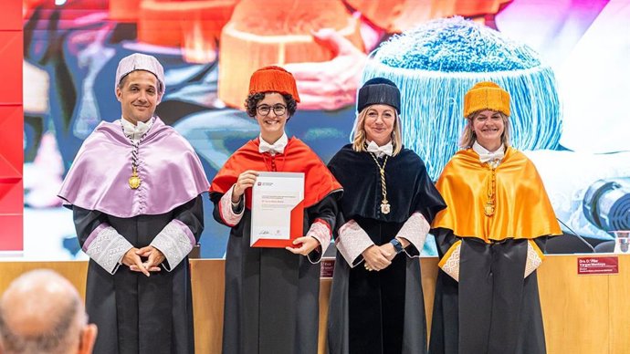 Lucía Muñoz, segunda por la izquierda, en el reciente acto de investidura de doctores de la Universidad de La Rioja