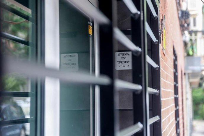 Archivo - Fachada de un piso turístico, a 20 de mayo de 2024, en Madrid (España). 