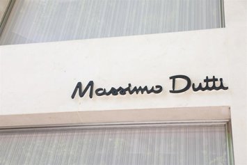 Archivo - Cartel de una tienda de Massimo Dutti