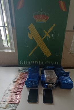 Paquetes de hachís y dinero en efectivo incautado en Valdemorillo