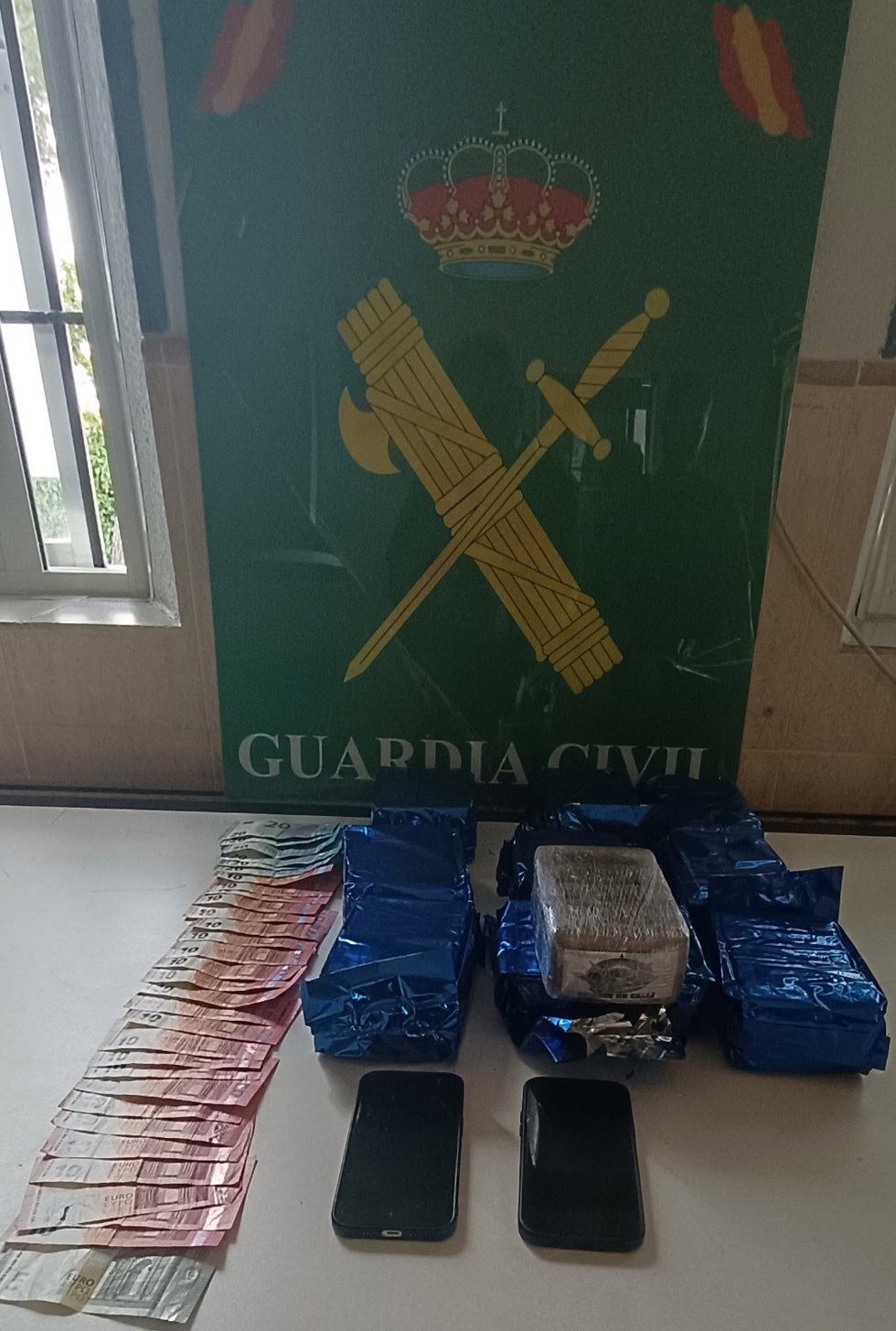 Paquetes de hachís y dinero en efectivo incautado en Valdemorillo