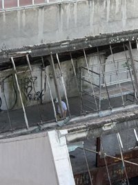 La empresa que retira el amianto de un almacén de Doctor Esquerdo defiende que encapsula placas y no desprende fibras