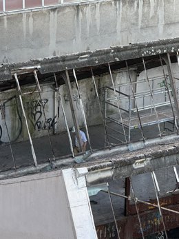 Obras de desamiantado en un almacén ubicado en Doctor Esquerdo 138.