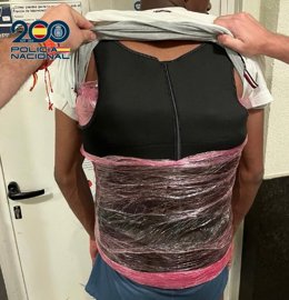 Detenido un viajero en la Estación Sur de autobuses de Madrid que transportaba cocaína en la maleta y envuelta en el torso