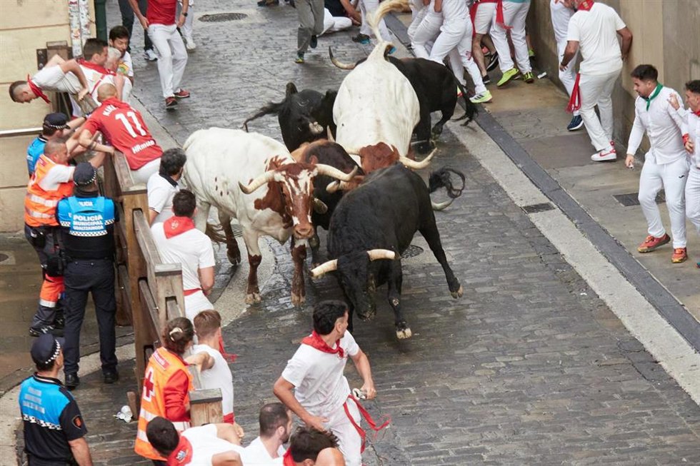 Primer encierro de los Sanfermines de 2025, con toros de Fuente Ymbro, que han dejado seis trasladados por diversos traumatismos, sin heridos por asta.
