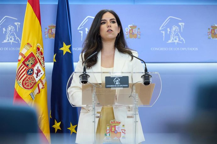 La portavoz de VOX en el Congreso, Pepa Millán, durante una rueda de prensa anterior a la Junta de Portavoces, en el Congreso de los Diputados, a 24 de junio de 2025, en Madrid (España).