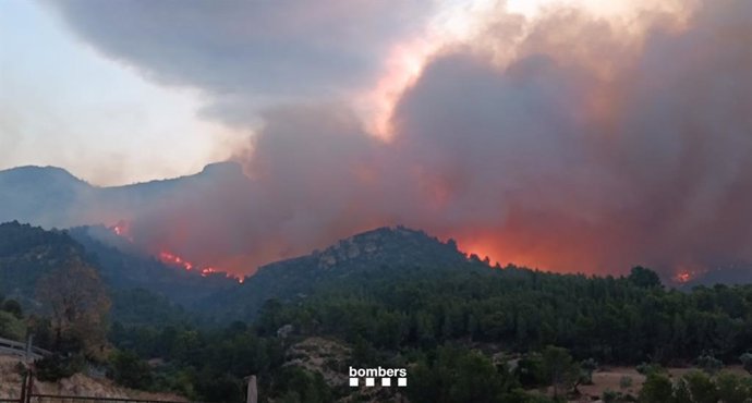 El viento nocturno complica la extinción del fuego en Paüls (Tarragona), que quema 1.500 hectáreas