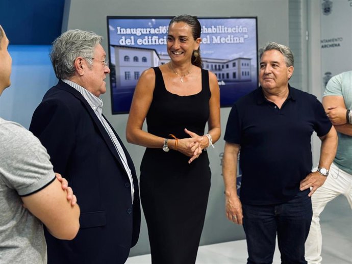 La alcaldesa de Archena, Patricia Fernández, presenta el acto inaugural del antiguo colegio