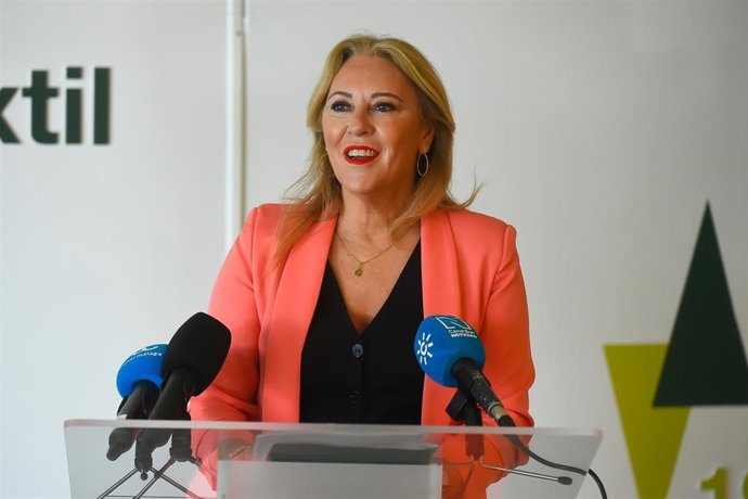La consejera de Economía y Hacienda de la Junta de Andalucía y portavoz del Gobierno, Carolina España, durante el acto de inauguración del Encuentro de la UNE, a 8 de julio de 2025 en Málaga (Andalucía, España).