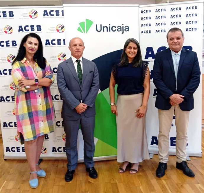 El convenio de adhesión ha sido firmado por el director de Málaga Costa de Unicaja, Francisco Javier Prieto García,y la presidenta de la organización empresarial, Rosa María González Rubia
