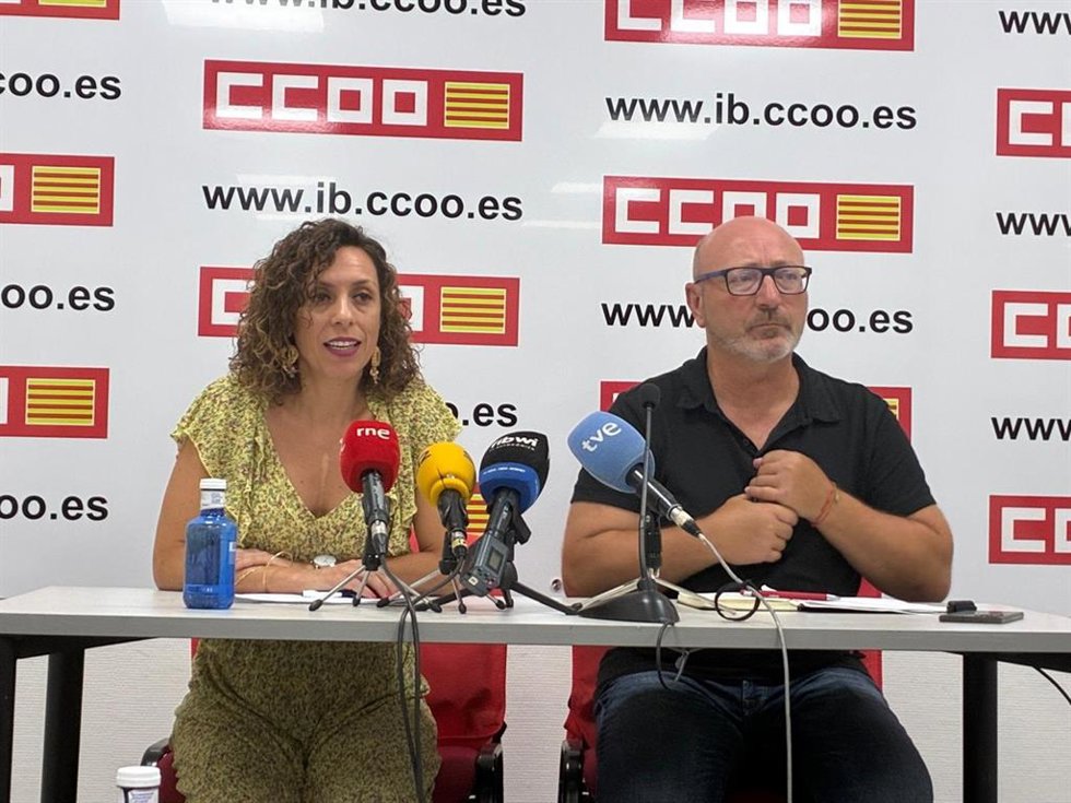 La secretaria general de la Federación de Enseñanza de CCOO, Maria ngels Aguiló, y el secretario general de CCOO Baleares, José Luis García