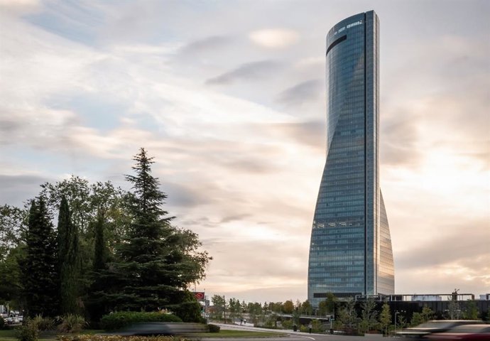 Fachada de Torre Emperador Castellana en Distrito 5 Torres Business Area, Madrid.