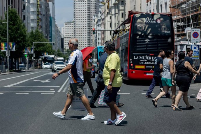 Turistas, a 1 de julio de 2025, en Madrid (España).