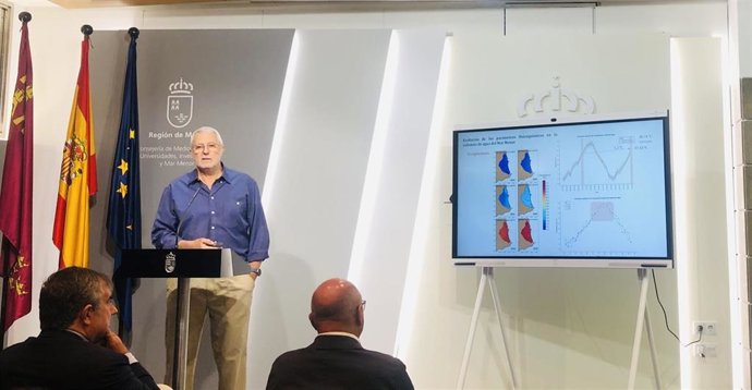 El catedrático de la Universidad de Murcia, Ángel Pérez Ruzafa presenta el estudio del 'Estado ecológico del Mar Menor', acompañado del consejero de Medio Ambiente, Universidades, Investigación y Mar Menor, Juan María Vázquez