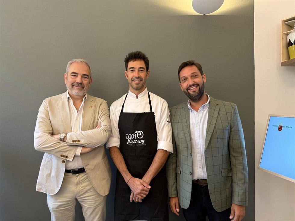 El director del Instituto de Turismo, Juan Francisco Martínez, con el chef Juan Guillamón y el director de la Oficina de Turismo de España en Roma, Gonzalo Ceballos.