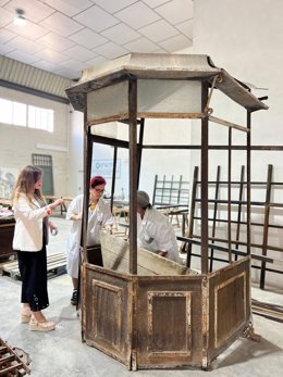 La vicealcaldesa y concejala de Fomento y Patrimonio, Rebeca Pérez, en una visita técnica al taller donde se realizan los trabajos