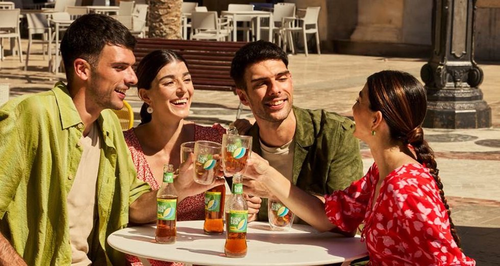 Jóvenes bebiendo refrescos