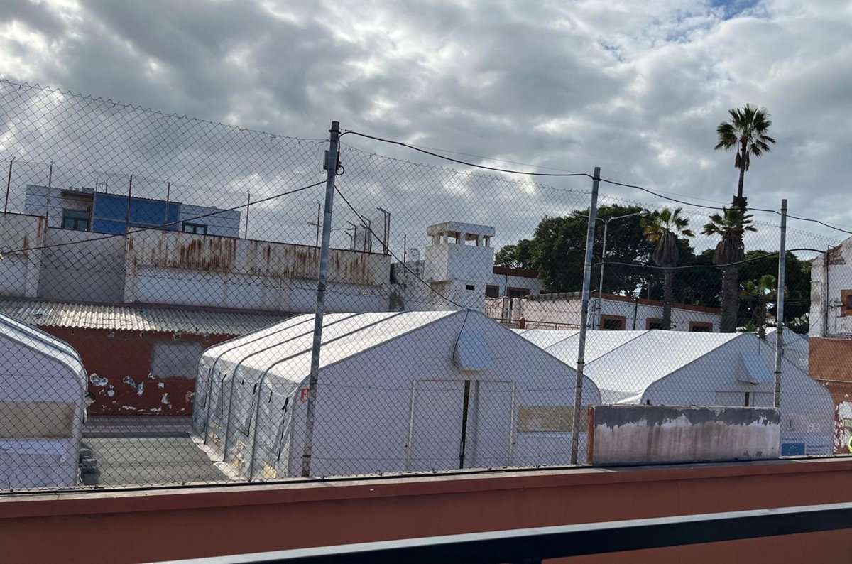 CC reitera que el acuartelamiento  Canarias 50  debe ser sólo un lugar de  tránsito  para los menores migrantes