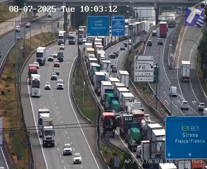 Imagen de la AP-7 en Cerdanyola (Barcelona) cuando tenía dos carriles cortados por el accidente de dos camiones.